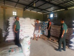 Babinsa Pelda Jumarno, Awasi Distribusi Pupuk, Pastikan Kelancaran Hingga ke Petani