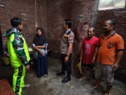 Tanggap! Polisi Bantu Tangani Bencana Angin Kencang di Pakisaji Malang