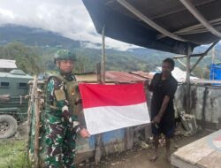 Hadirkan Semangat Merah Putih di Honai Warga Sinak Bersama Satgas TNI