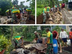 Prajurit Yonarmed 1 Kostrad Laksanakan Karya Bakti Pengecoran Jalan di Gang Sumber Candirenggo
