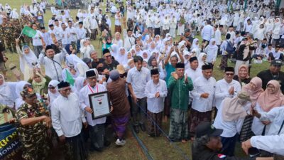 Pecahkan Rekor Dunia Singosari Catat Sejarah Dengan 3.000 Peserta Jalan Sehat Bertompah , Kuatkan Identitas Santri Dan Budaya Lokal Singosari 