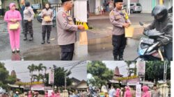 Polsek Singosari Bersama Bhayangkari Bagikan Takjil kepada Pengguna Jalan