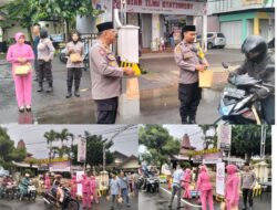 Polsek Singosari Bersama Bhayangkari Bagikan Takjil kepada Pengguna Jalan