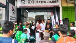 PSI Jember Berbagi 100 Lebih Paket Sembako untuk Ratusan Pengemudi Ojol di Jember