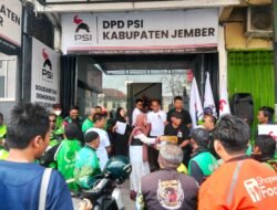 PSI Jember Berbagi 100 Lebih Paket Sembako untuk Ratusan Pengemudi Ojol di Jember